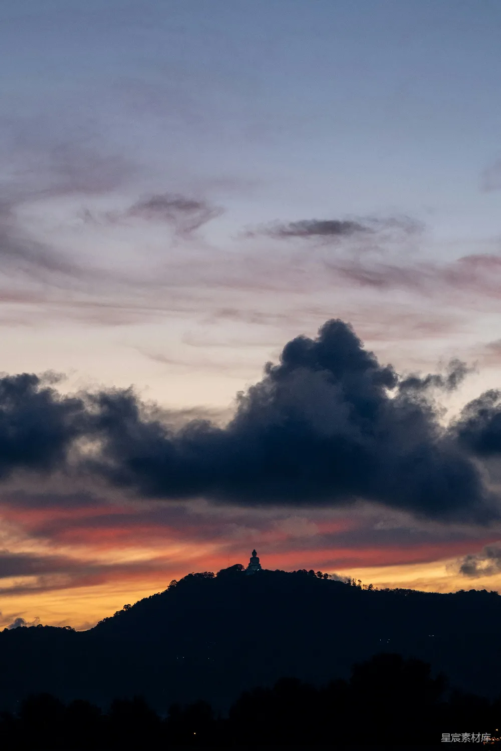 高清摄影 夕阳下山的轮廓与一尊雕像。