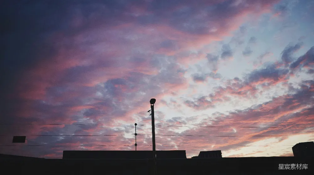 高清摄影 夕阳下的天空呈现出美丽的粉紫色色调。