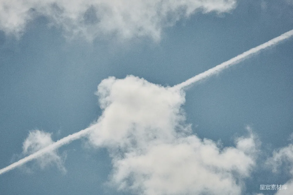 高清摄影 空中飞机尾迹穿越一片云层的蔚蓝天空