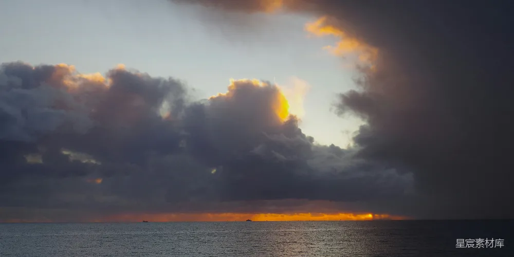 高清摄影 海边宁静的海景中壮丽的日落。