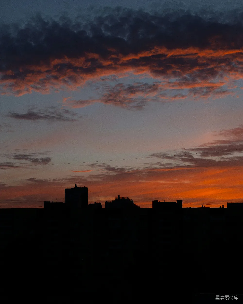 高清摄影 远处的城市天际线，夕阳西下。