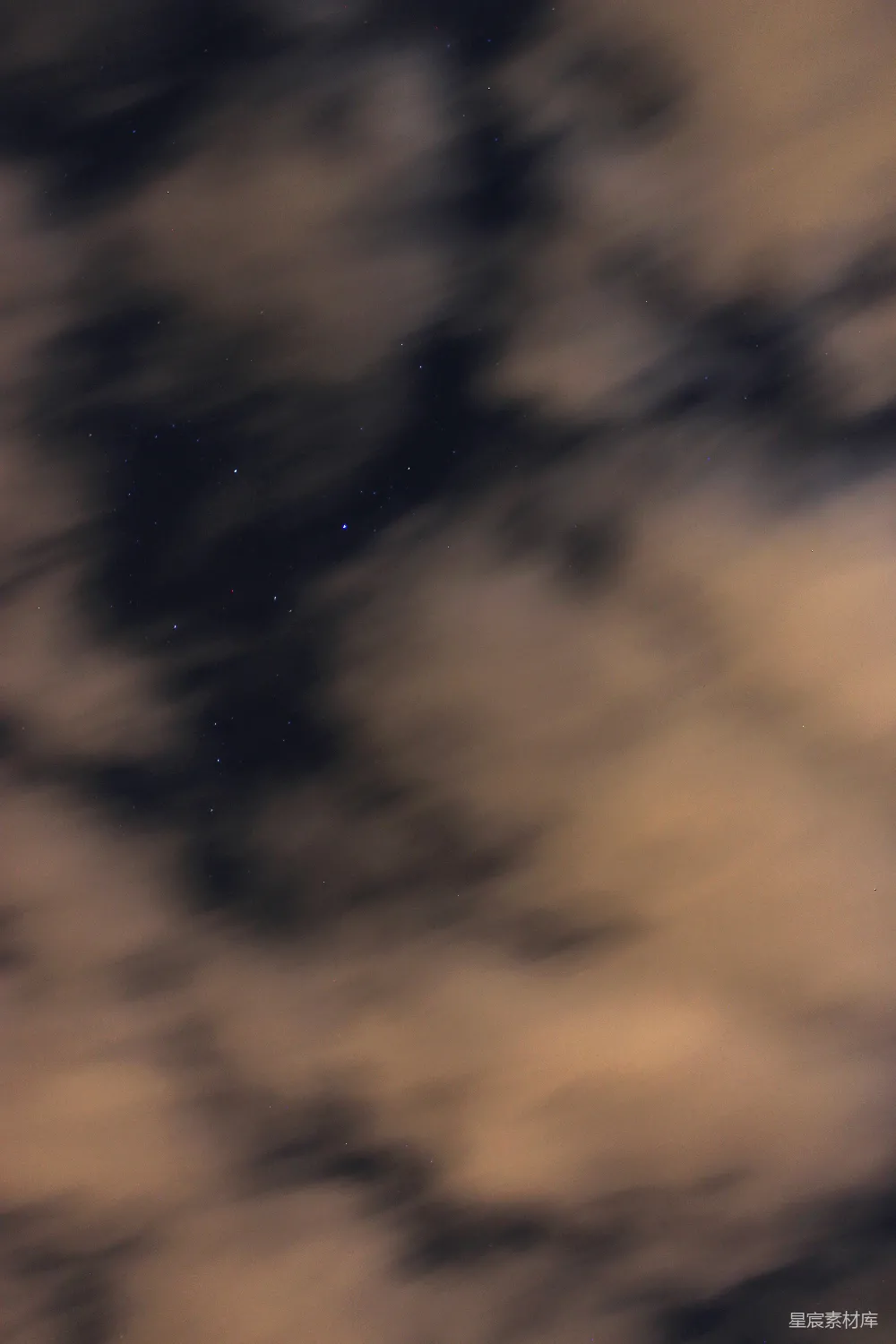 高清摄影 几朵云彩和星星的夜空