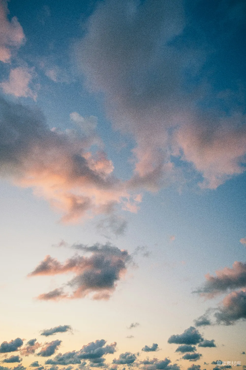 高清摄影 飞机正在夕阳西下的天空中飞行。