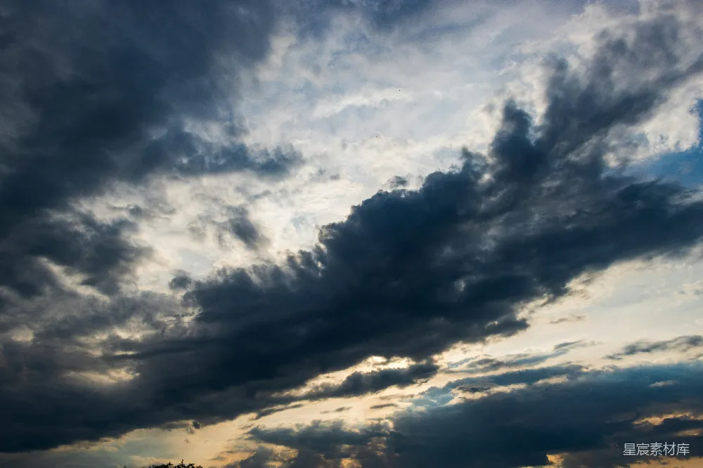 高清摄影 夕阳西下时，天空布满了阴云。