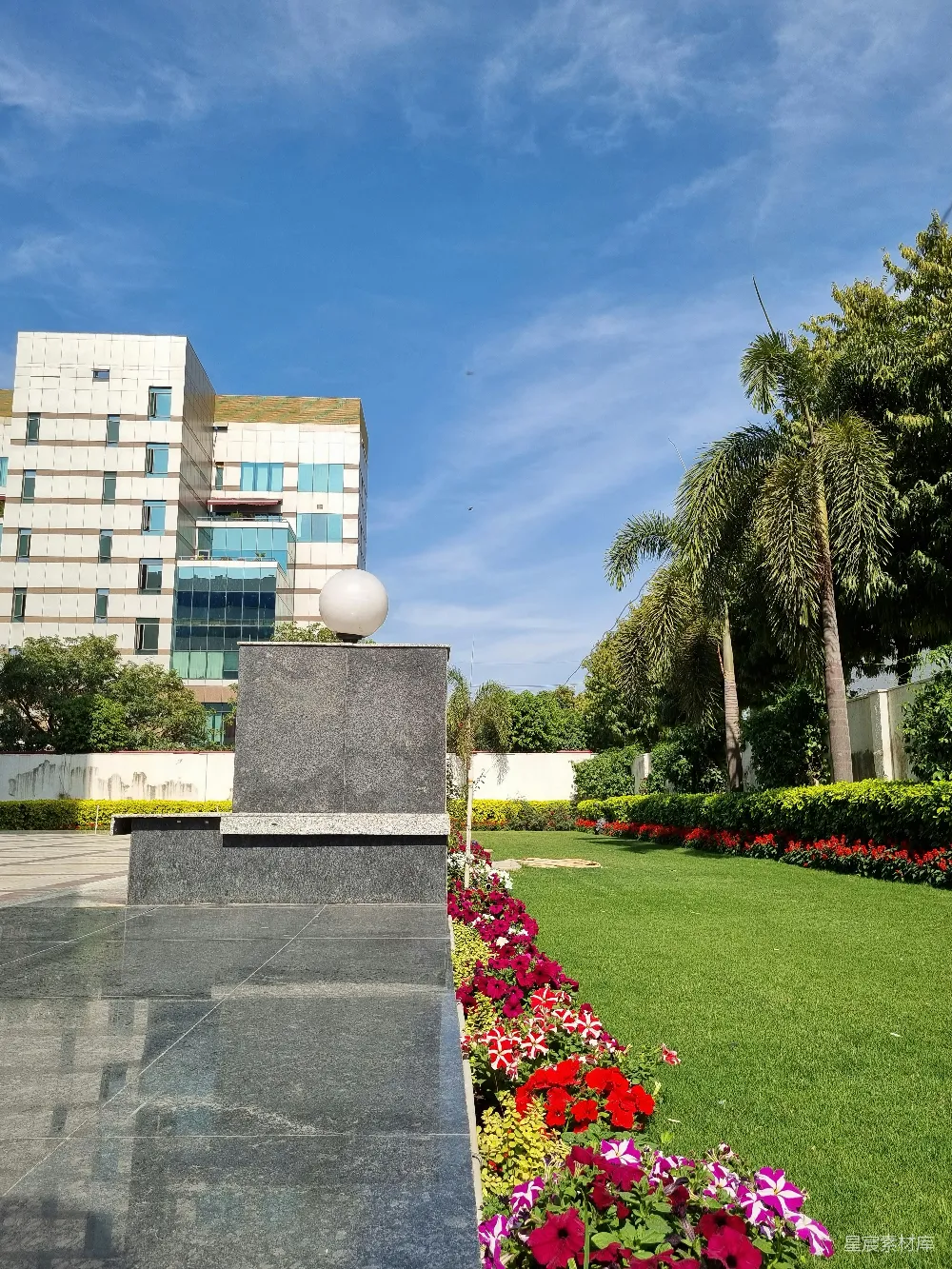 高清摄影 公园中一座纪念碑，背景是建筑。