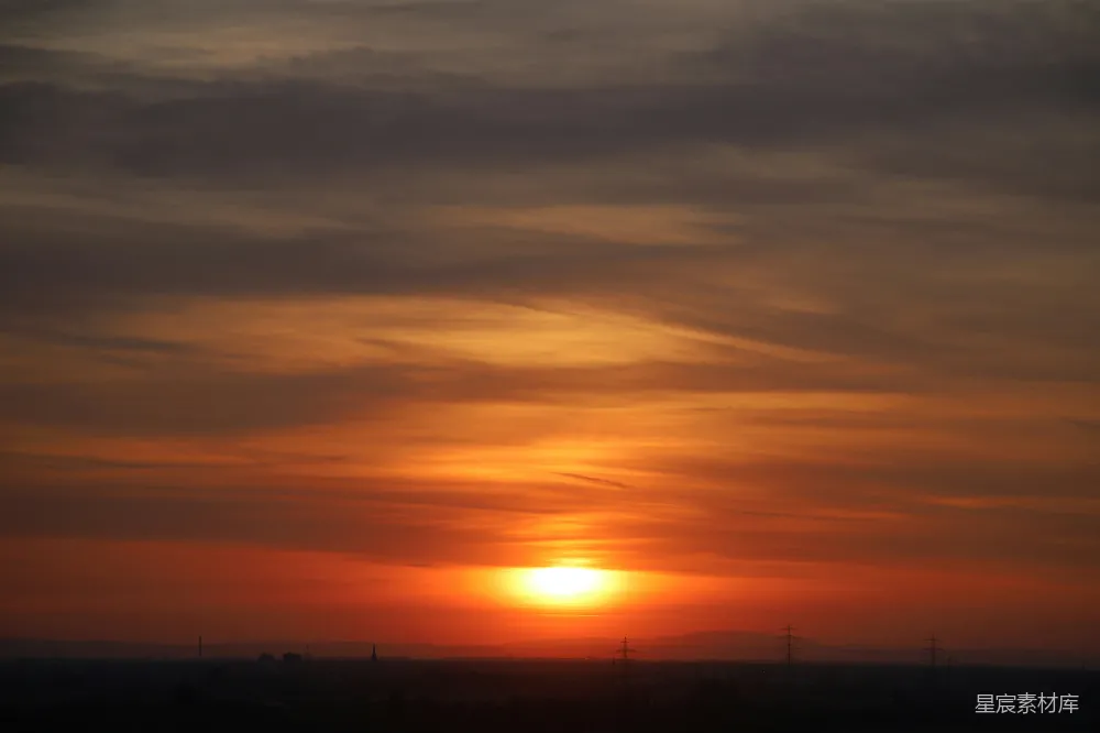 高清摄影 夕阳西下，城市的天际线。