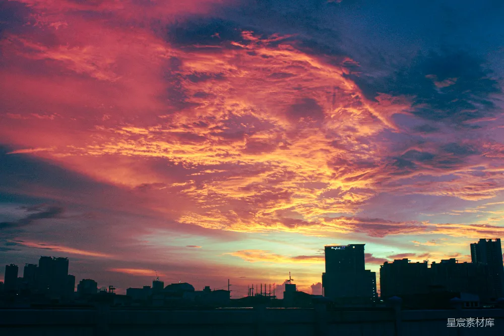 高清摄影 夕阳映照在城市的天际线上。