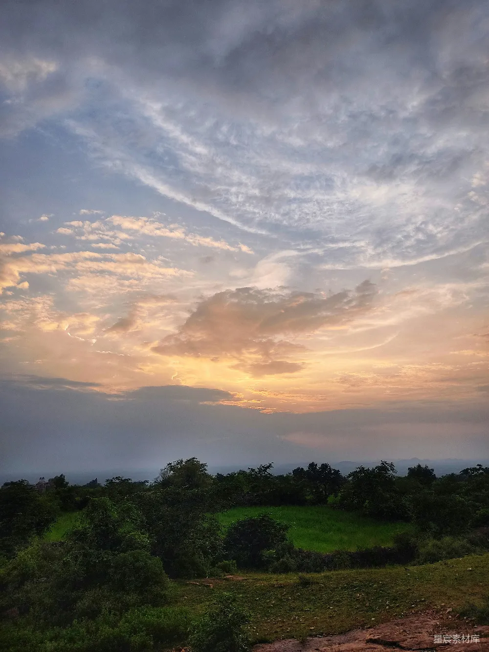 高清摄影 夕阳西下在一片草地之上