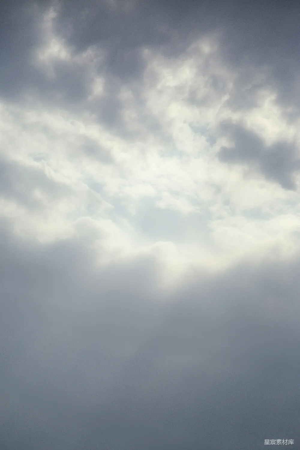 高清摄影 阴天但有阳光的天空。