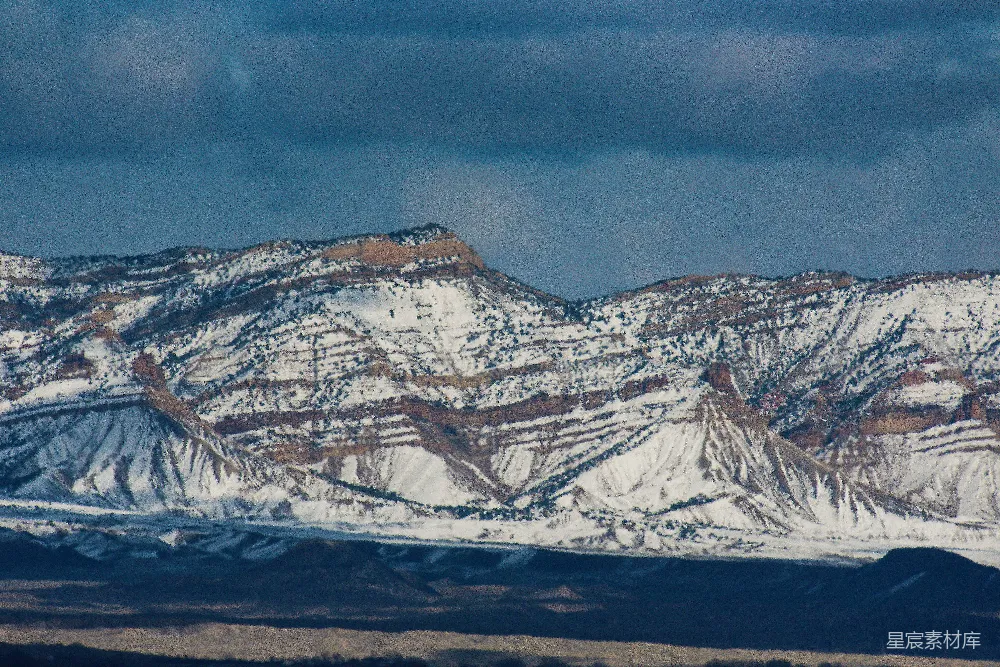 高清摄影 白天被雪覆盖的山峰