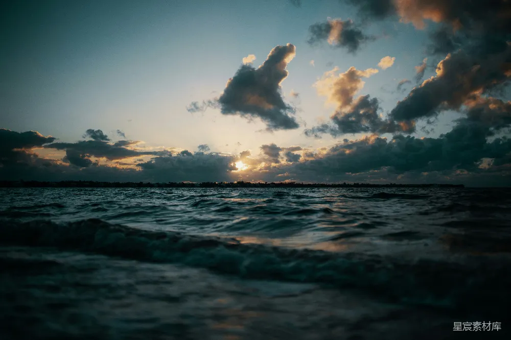 高清摄影 夕阳落下在一片水域之上