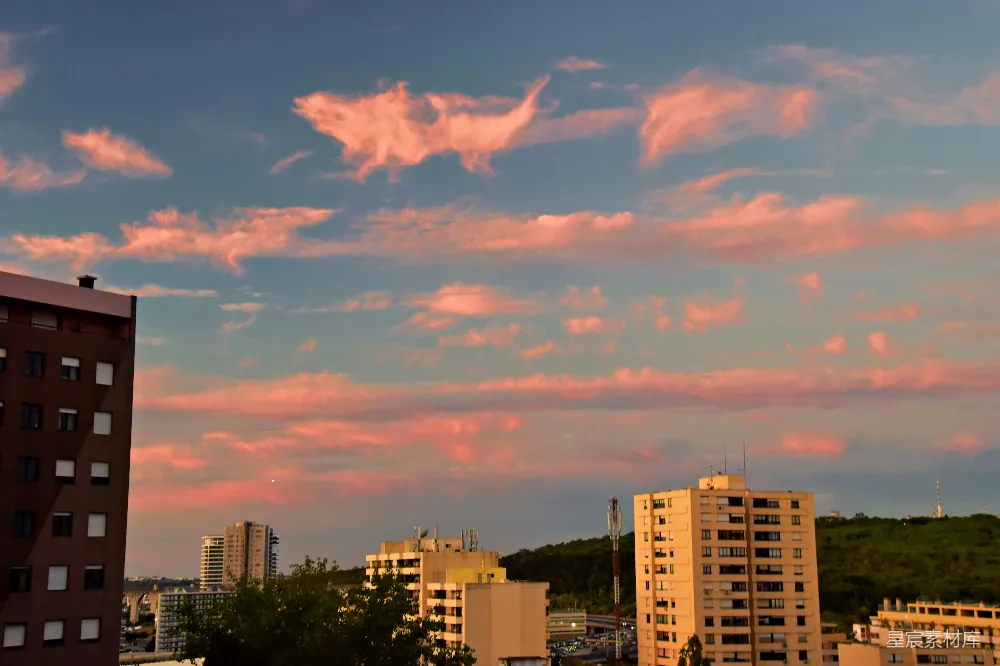 高清摄影 夕阳下建筑物上的粉红色云彩