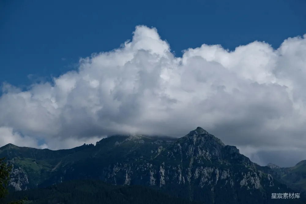 高清摄影 山峦之间的云彩美景