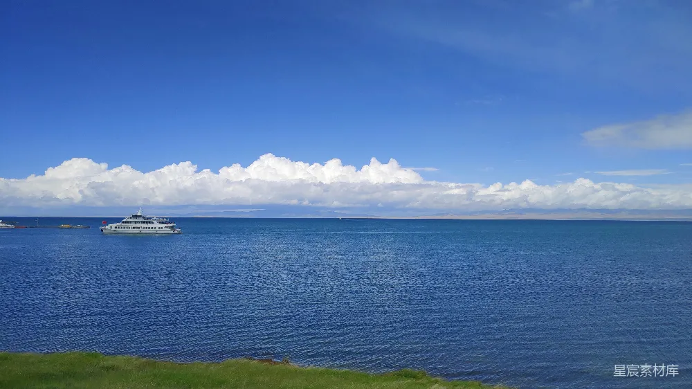 高清摄影 大型船只漂浮在一大片水域上