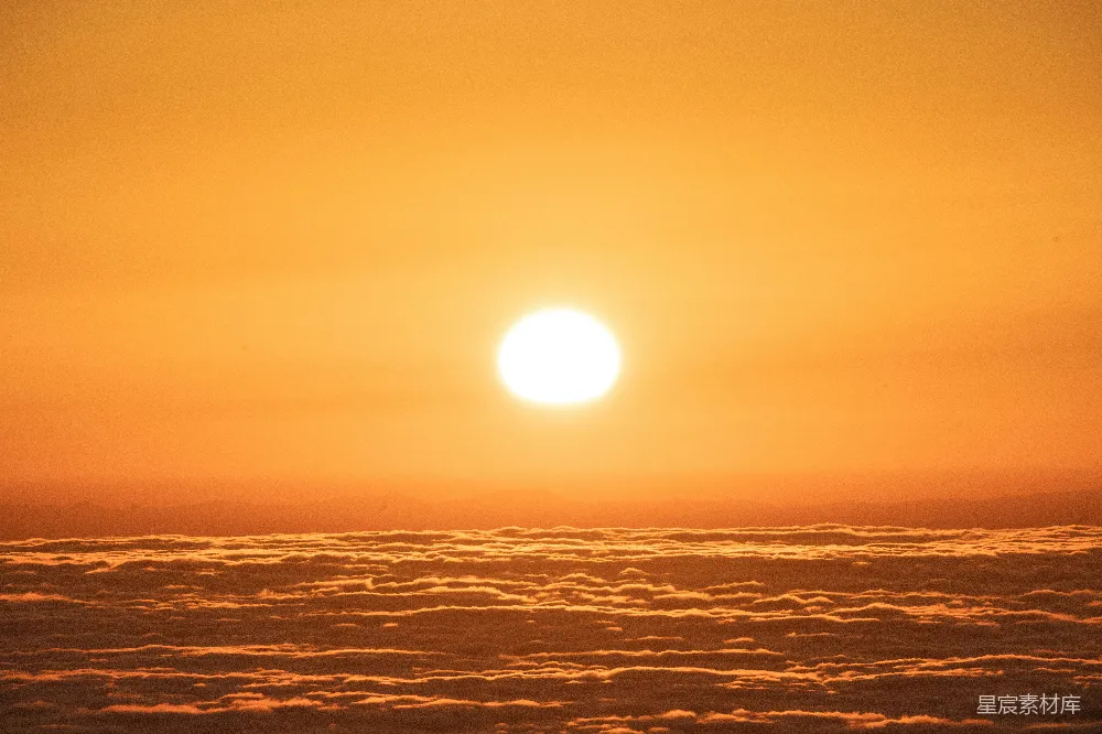 高清摄影 橙色夕阳映照在一片云层的天边。