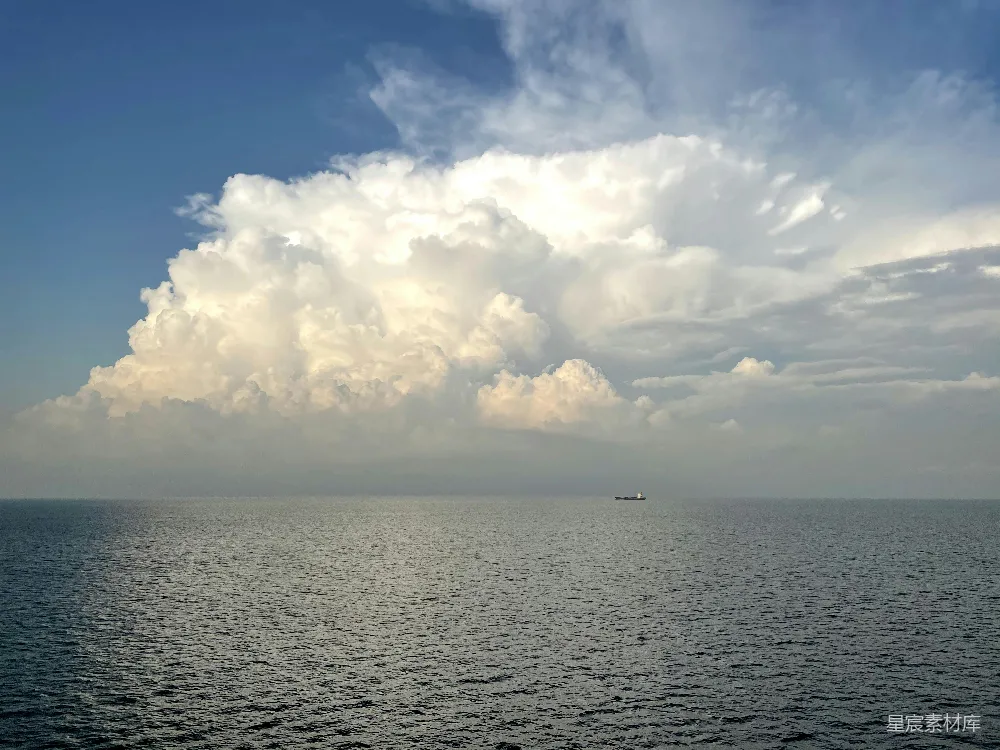 高清摄影 一片混沌天空下的大片水域