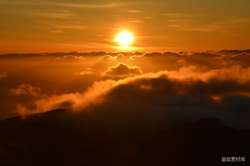 高清摄影 夕阳映照在云和山之间