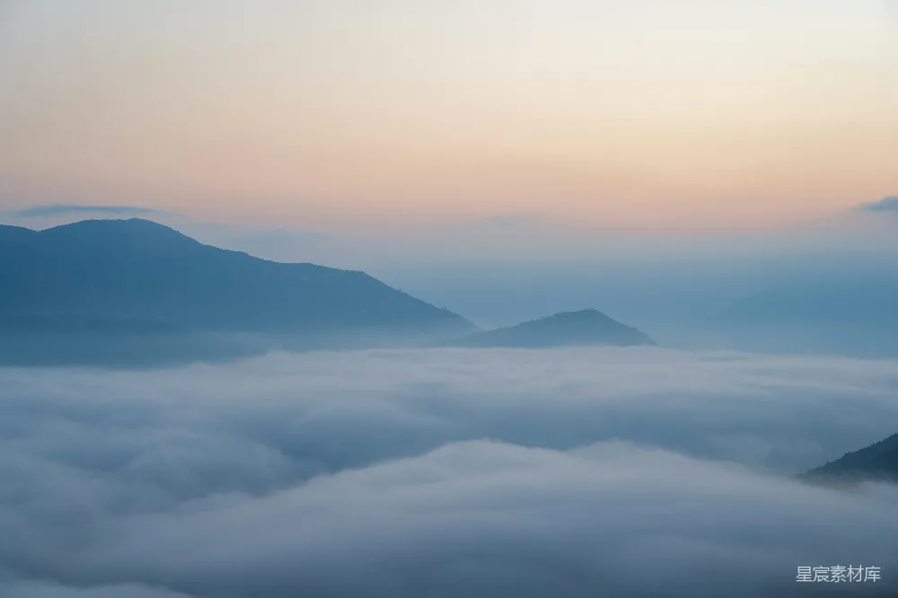 高清摄影 大山在黎明时分从云海中涌现。