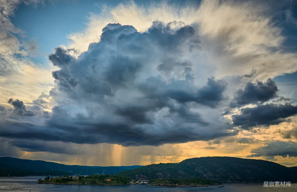 高清摄影 水面上的阴云密布 skies covered by gray clouds over a body of water