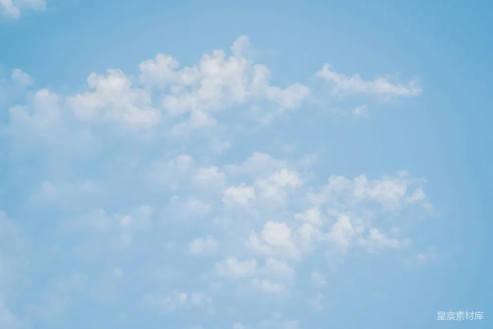 高清摄影 空中有一架飞机，周围云朵很多。