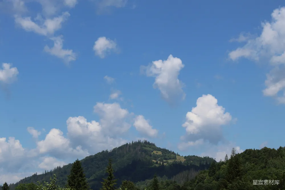 高清摄影 天空中几朵云的山峰