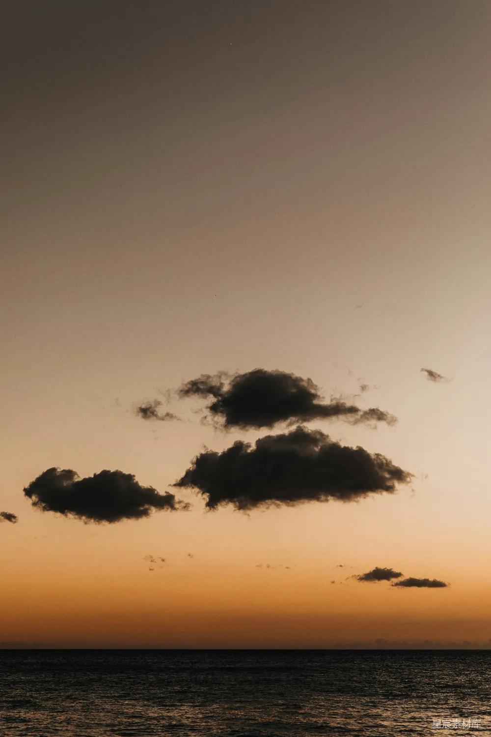 高清摄影 夕阳下的波纹水⾯
