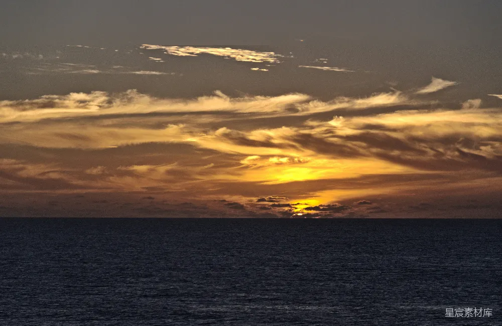 高清摄影 夕阳下的云雾缭绕的水域