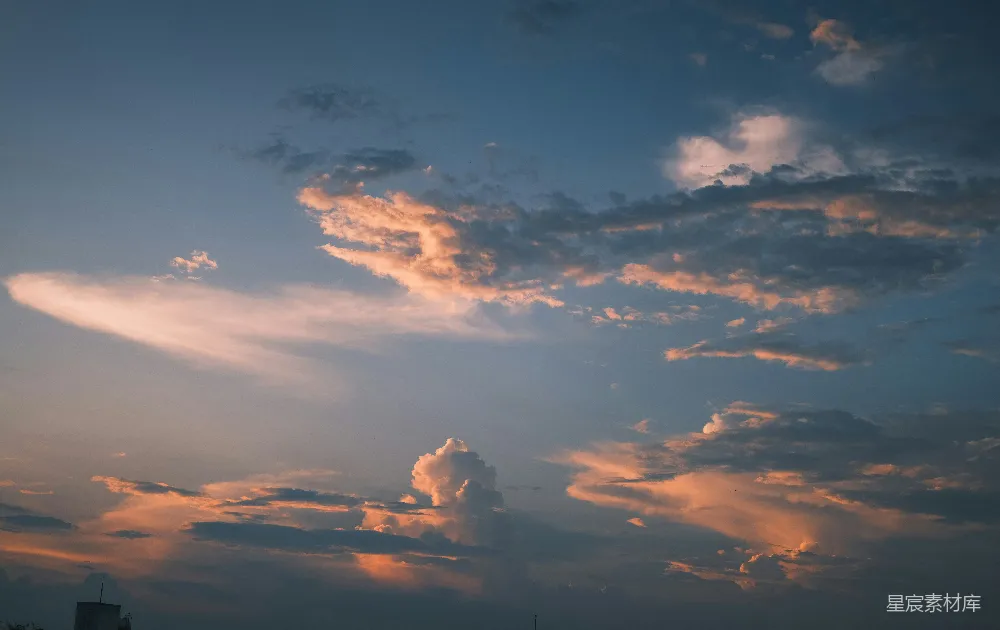 高清摄影 夕阳西下，天空布满了云彩。