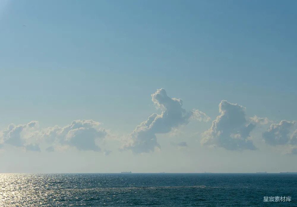 高清摄影 积云漂浮在平静的海面之上。