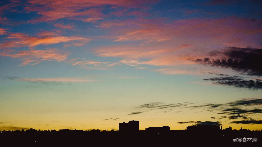 高清摄影 夕阳下城市天际线上的彩色云彩