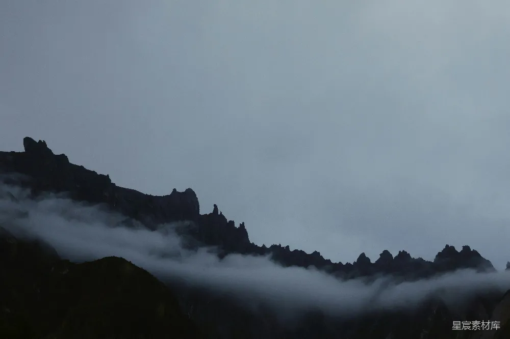 高清摄影 山峰 jagged 穹顶 被 浓雾 包围