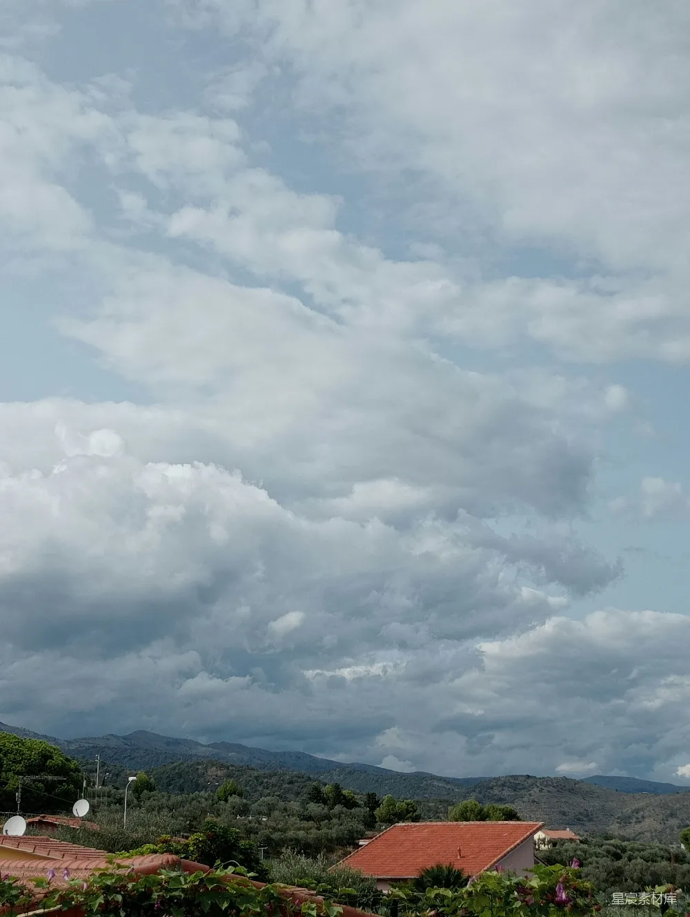 高清摄影 小城镇上空的一片云层美景