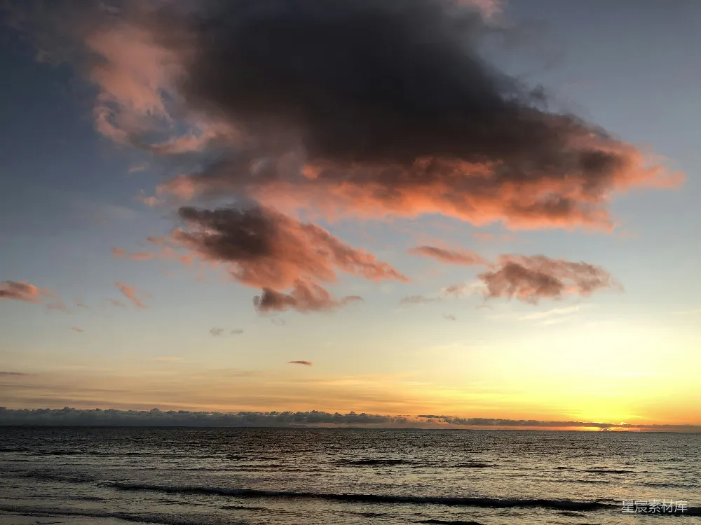 高清摄影 云遮夕阳下的水面