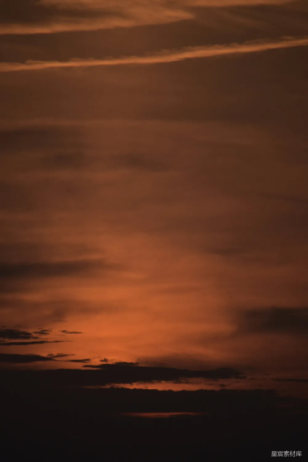 高清摄影 壮丽的夕阳天空，橙色与暗云交织