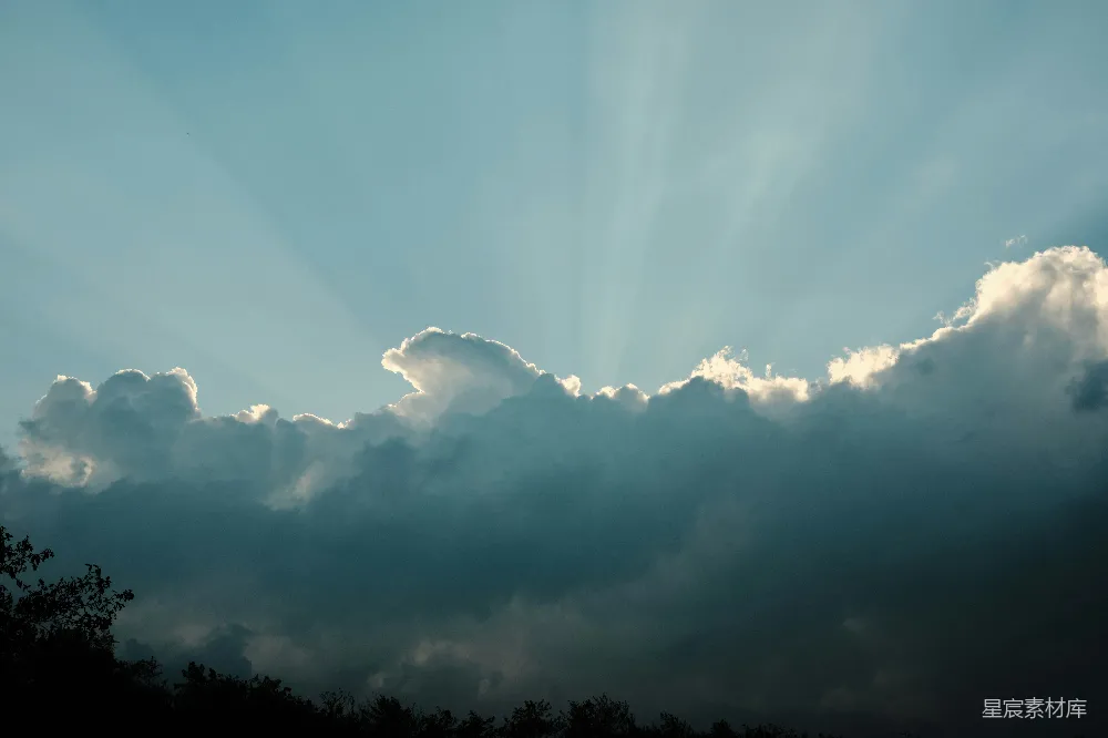 高清摄影 天空中阳光透过云层照耀着太阳