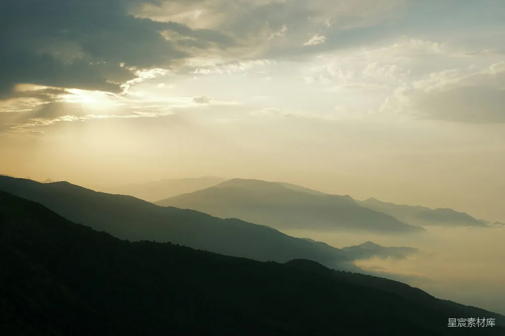 高清摄影 山间阳光透过云层照耀着大地