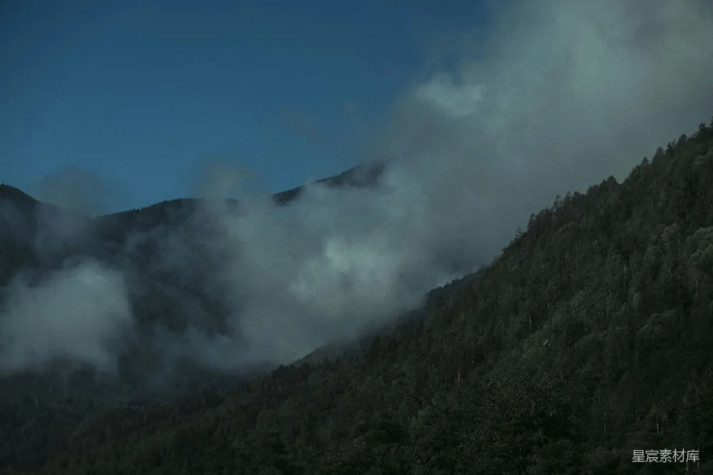 高清摄影 蓝天白云下的绿山在白天