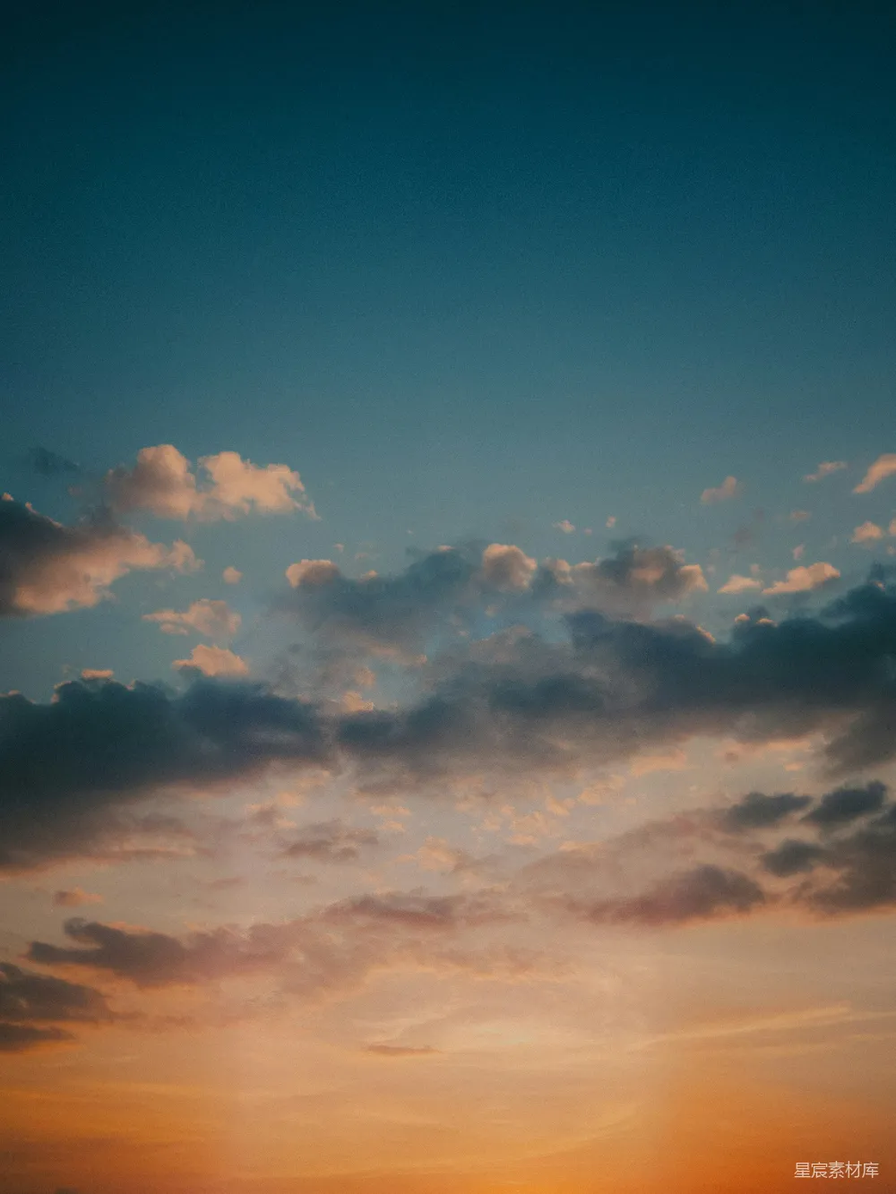 高清摄影 绚烂的夕阳天空中点缀着几朵白云。
