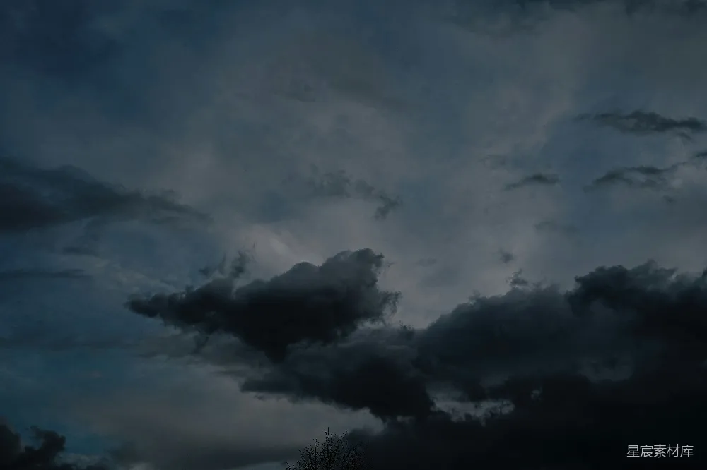 高清摄影 暗淡而戏剧性的暴风雨云填充了天空