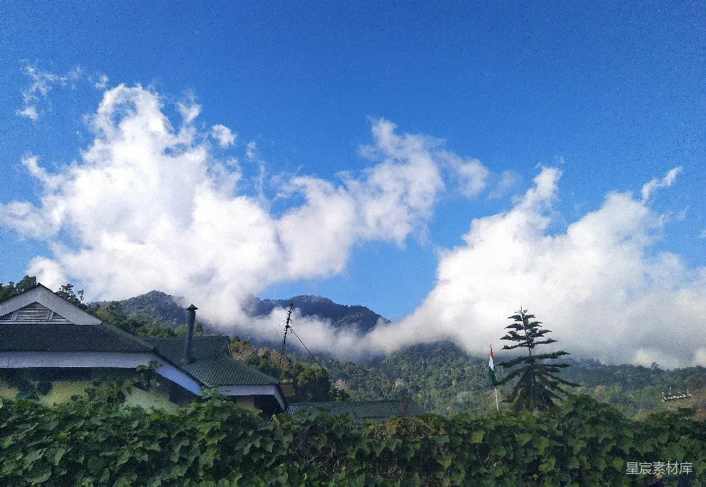高清摄影 白天绿树、青山、白云和蓝天的景象