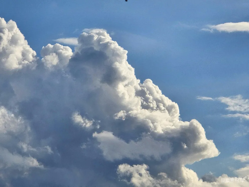 高清摄影 fluffy白 clouds在 bright蓝色的 sky之上。