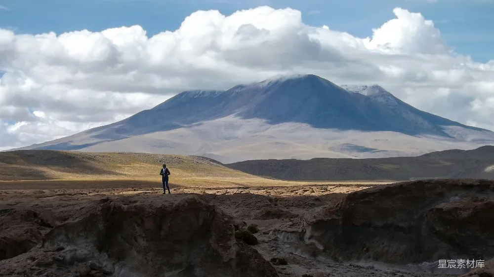 高清摄影 一个人站在岩石嶙峋的山丘上