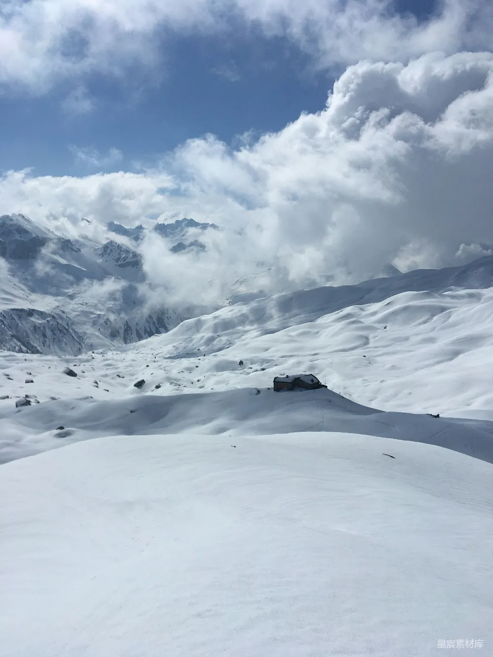 高清摄影 滑雪者在覆有白雪的山坡上骑行。