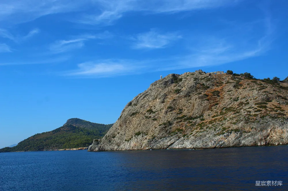 高清摄影 水边一块岩石嶙峋的悬崖