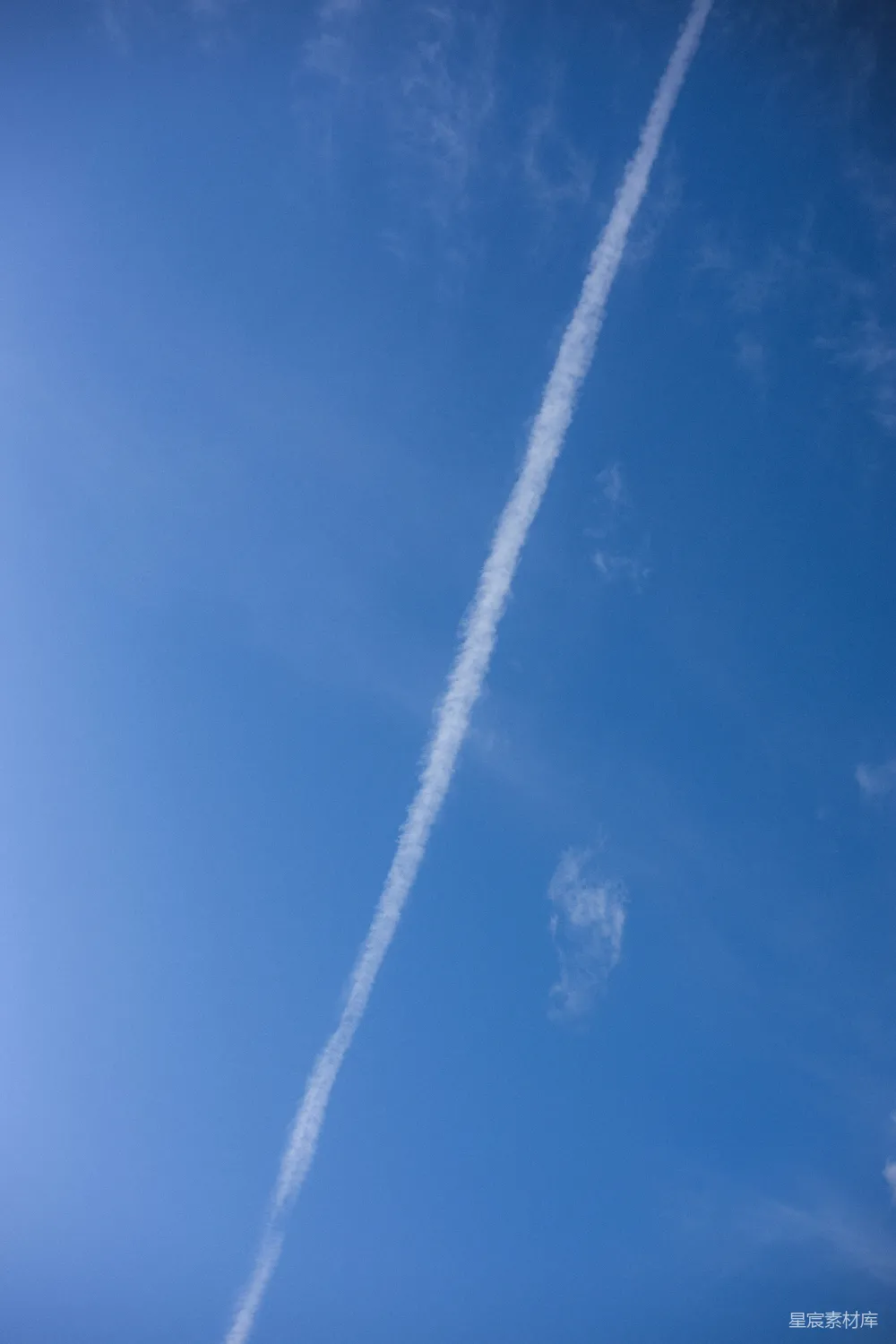 高清摄影 空中飞行的飞机留下一道尾迹在天空中。