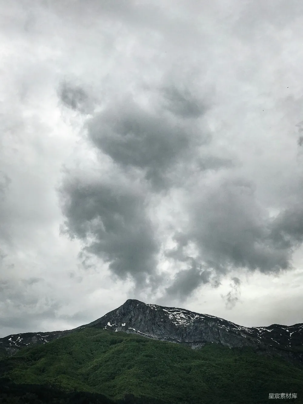 高清摄影 白云下的绿山在白天
