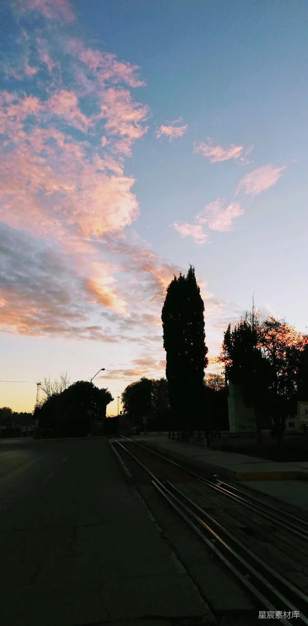 高清摄影 夕阳西下时天空呈现出粉蓝交融的颜色。