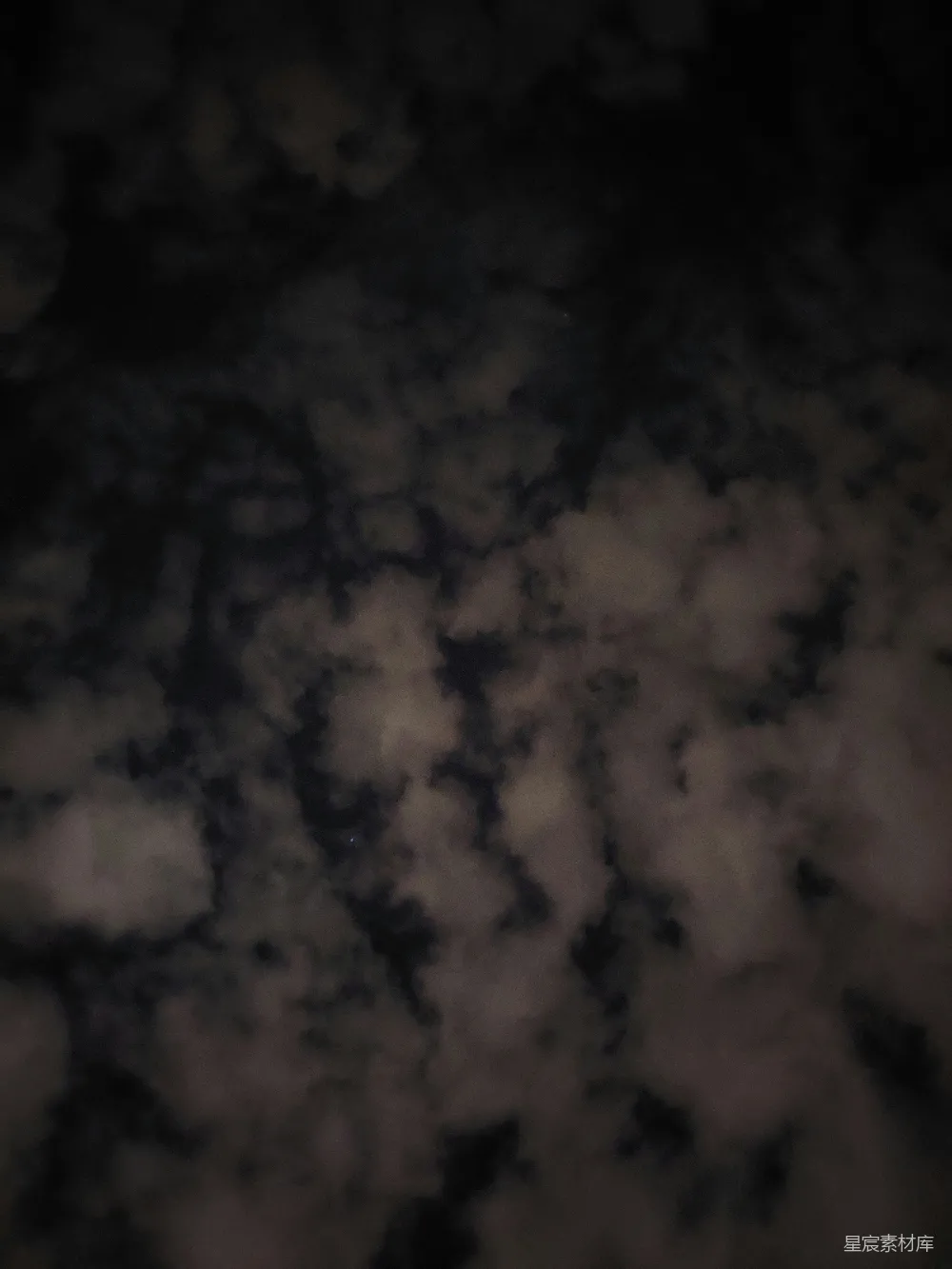 高清摄影 夜晚中飞行在天空中的飞机