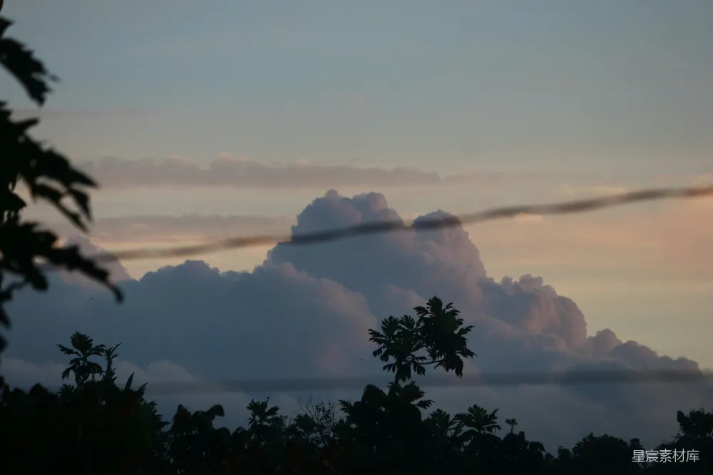 高清摄影 透过铁丝网看天空
