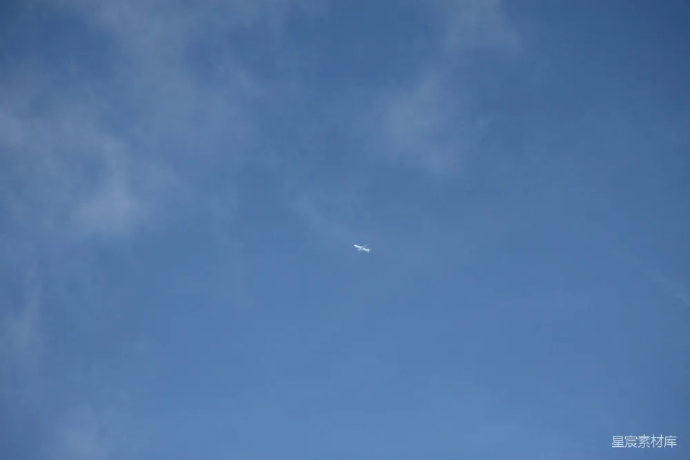 高清摄影 空中飞行的飞机，背景是蓝天。